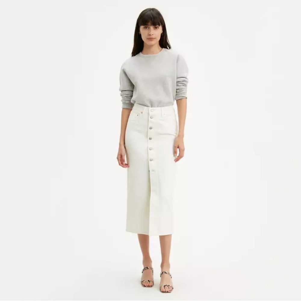 Levi’s button-front white denim skirt in 27